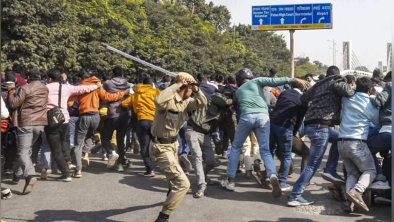 Patna Students Protest : पटना में बिहार सिविल सेवा अभ्यर्थियों पर पुलिस लाठीचार्ज