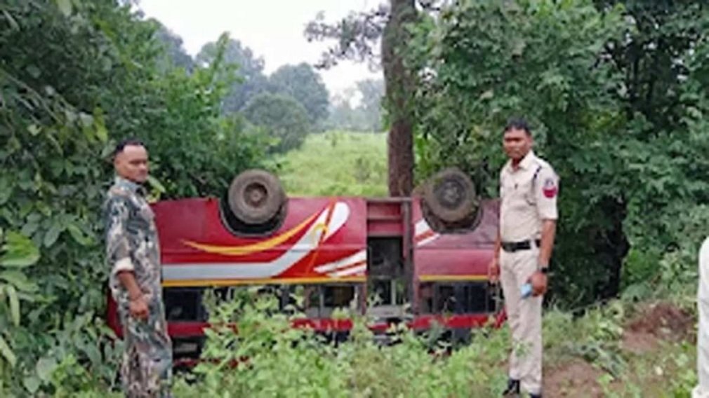 CG NEWS : धमतरी में बस पलटने से बड़ा हादसा, 4 साल की बच्ची की मौत, कई यात्री घायल