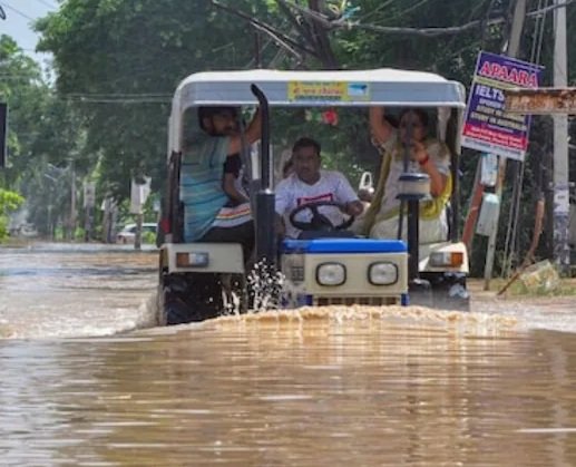Punjab News : पंजाब में बाढ़ का भयावह संकट : 23 जिले डूबे, लाखों लोगों की जान-माल खतरे में