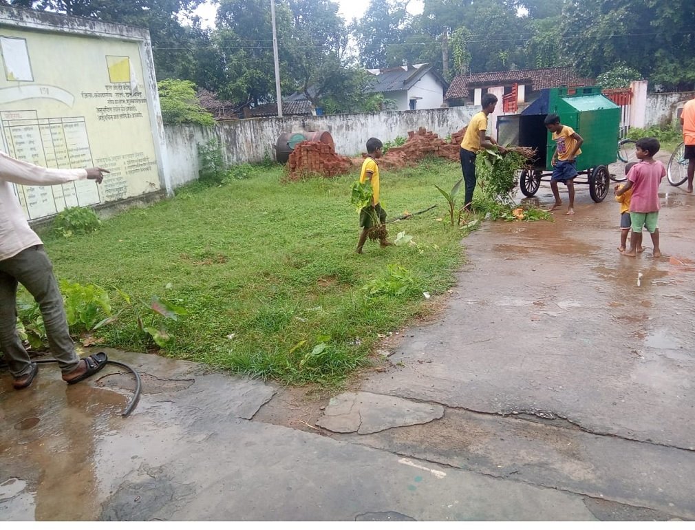 CG NEWS: स्वच्छता पखवाड़ा में माकड़ी विकासखंड की 67 पंचायतों में हुआ सामूहिक श्रमदान, गांवों में फैला स्वच्छता का संदेश