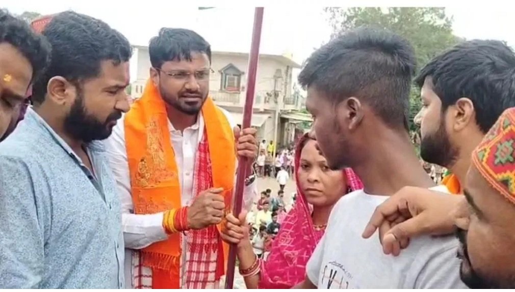 Durg News : झंडा विवाद: आर्मी जवान के घर भाजयुमो अध्यक्ष राहुल टिकरिहा ने फहराया भगवा झंडा, लगे जय श्री राम के नारे