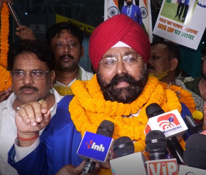 Gurcharan Singh Hora :स्विट्जरलैंड में भारत की ऐतिहासिक जीत के हीरो गुरुचरण सिंह होरा रायपुर लौटे, एयरपोर्ट पर बजा विजय का नगाड़ा