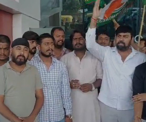 Indore News : इंदौर एयरपोर्ट पर अवैध वसूली के खिलाफ यूथ कांग्रेस का प्रदर्शन, एजेंसी पर कार्रवाई की मांग