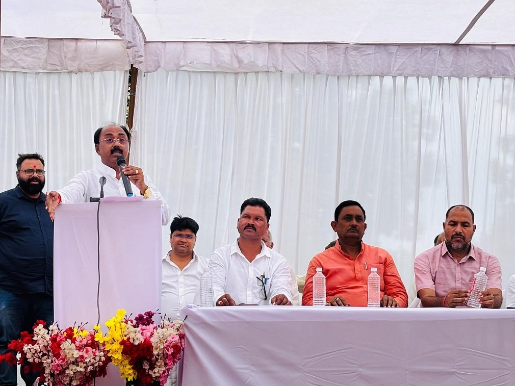 Singrauli News: जनता से सीधा संवाद करते हुए देवसर विधायक राजेंद्र मेश्राम बोले “आपकी समस्या, हमारा संकल्प”..