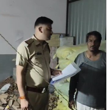 Indore News: भंवरकुआं पुलिस की बड़ी कार्रवाई, अवैध पटाखा भंडारण का भंडाफोड़, 200 कार्टून जब्त