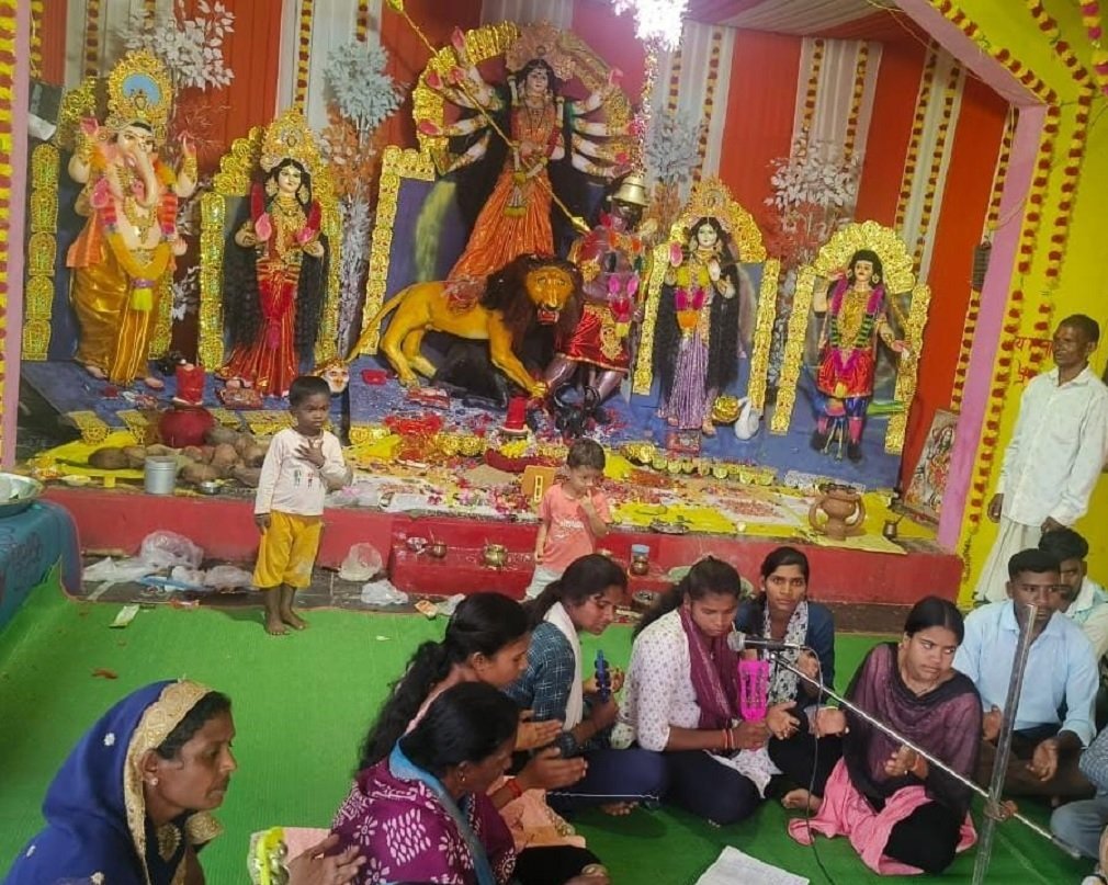 CG NEWS: 45 वर्षों से चली आ रही परंपरा -विकासखंड माकड़ी में श्रद्धा और भक्ति के साथ स्थापित हुई माता दुर्गा की प्रतिमा