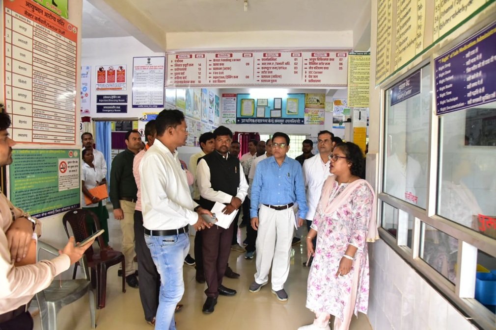 CG NEWS : कलेक्टर ने माकड़ी क्षेत्र के विद्यालयों एवं आंगनबाड़ी केन्द्रों का किया निरीक्षण, डिजिटल क्रॉप सर्वे कार्य का लिया जायजा