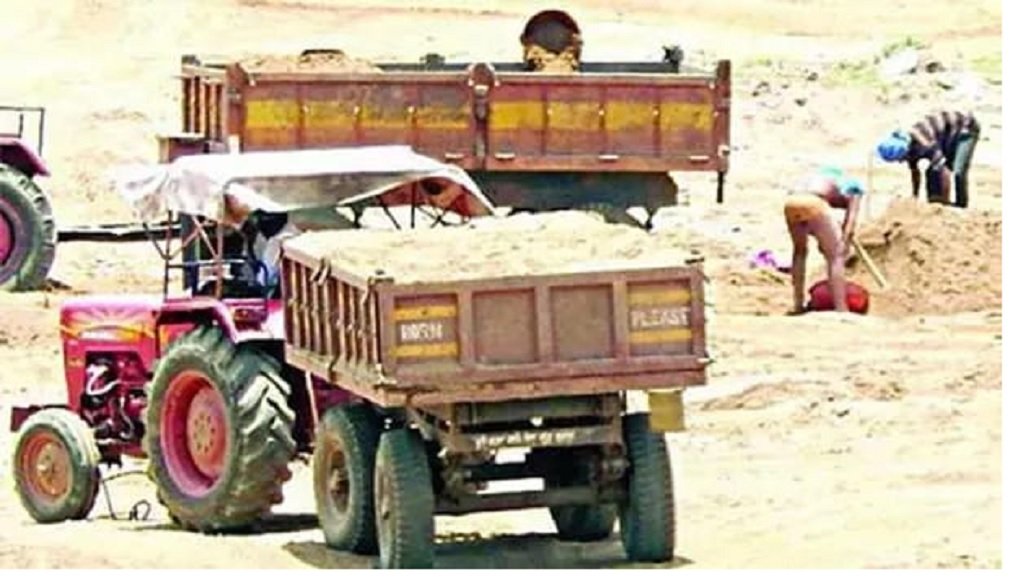 CG NEWS : कुरकुट नदी में रेत तस्करी चरम पर, सैकड़ों ट्रैक्टरों से रोजाना हो रहा अवैध परिवहन, कृषि कार्य के नाम पर ट्रैक्टरों से रेत की लूट, प्रशासन मौन