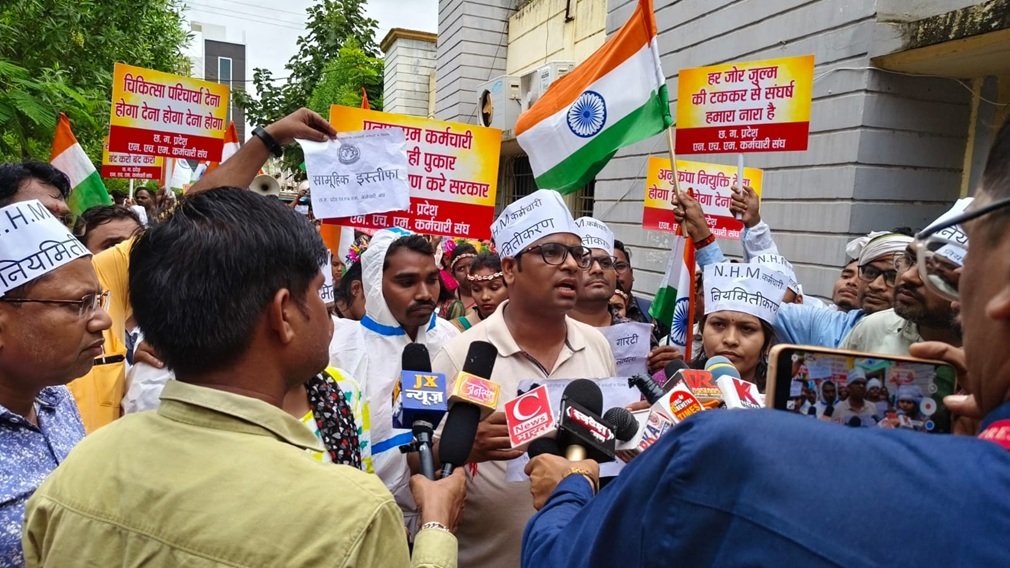 CG NEWS : एनएचएम कर्मचारियों की हड़ताल 18वें दिन भी जारी, शासन के बर्खास्तगी नोटिस से नाराज 16 हजार कर्मियों ने सौंपा सामूहिक इस्तीफा