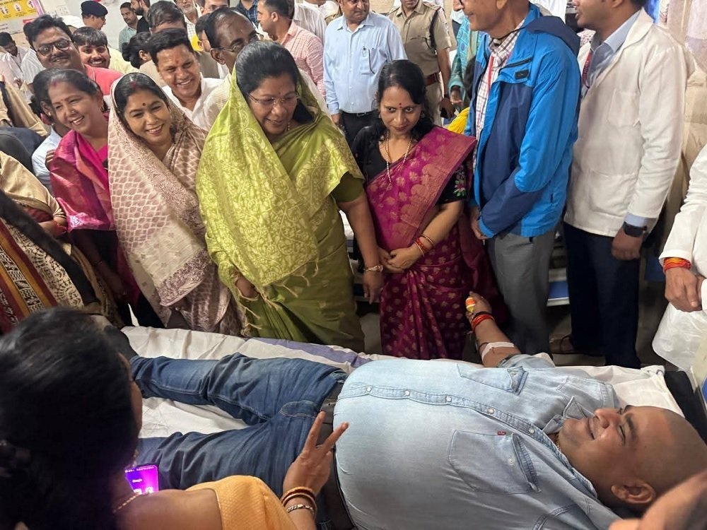 Singrauli News : मानवता की मिसाल: पीएम मोदी के जन्मदिन पर युवामोर्चा जिला अध्यक्ष राजेंद्र सिंह परमार ने जरूरतमंद लड़की को ब्लड देकर बचाई जान