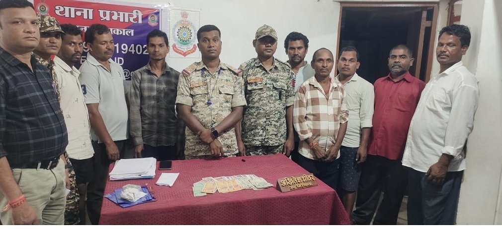CG NEWS : बहीगांव में खेत के पास जुआ खेलते पकड़े गए 8 जुआरी, पुलिस ने किया मौके पर रेड