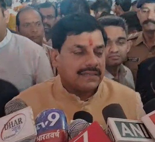 dhaar News: प्रधानमंत्री के प्रस्तावित दौरे से पहले मुख्यमंत्री ने किया सभा स्थल का निरीक्षण, बोले – मध्य प्रदेश को मिल रही ऐतिहासिक सौगात