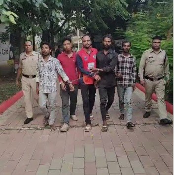 Raipur Crime: गणेश विसर्जन झांकी के दौरान रायपुर पुलिस की सख्त कार्रवाई, 100 से अधिक बदमाशों पर केस दर्ज, हथियार व कड़ा जब्त