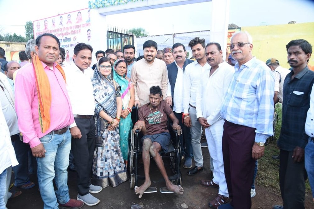 Kharora News : धरसींवा के विशाल चिन्हांकन शिविर में शामिल हुए विधायक अनुज, दिव्यांगों के कल्याण के लिए सरकार तत्पर है, इनकी सेवा हमारा सौभाग्य-अनुज