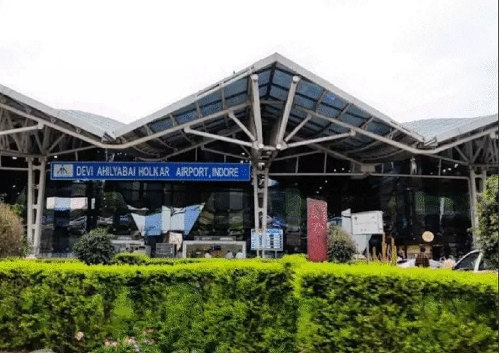 Indore News : एयरपोर्ट पर यात्री की पैंट में घुसा चूहा, काटा: मेडिकल सुविधा नहीं मिली, बेंगलुरु पहुंचकर लगवाया रेबीज का इंजेक्शन