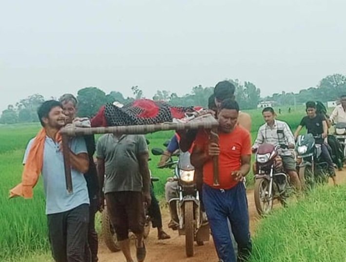 Mauganj News : ठेले पर महिला, फर्श पर इलाज और सड़क के बिना मौत – मऊगंज की बदहाल स्वास्थ्य व्यवस्था की तीन खौफनाक तस्वीरें!