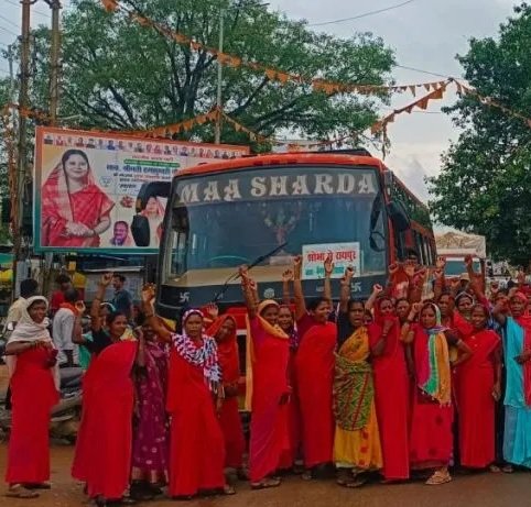 CG NEWS: रायपुर पहुंच रहीं मितानिनों को पुलिस ने रोका, विरोध में किया नेशनल हाईवे जाम, संघ अध्यक्ष बोलीं – सरकार दबाव बना रही, स्वास्थ्य मंत्री ने दी प्रतिक्रिया