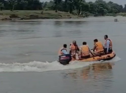 Tikamgarh News : टीकमगढ़ में युवक ने धसान नदी में पुल से लगाई छलांग, रेस्क्यू में जुटी पुलिस और SDRF टीम