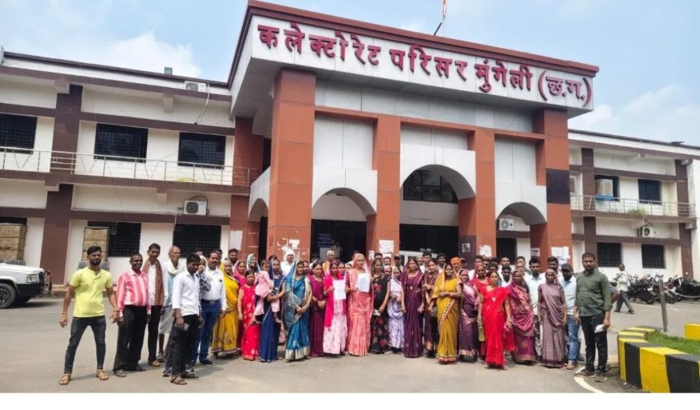 Mungeli News: अवैध नशे के कारोबार के खिलाफ ग्रामीणों ने उठाई आवाज, जनदर्शन में सौंपा ज्ञापन, प्रशासन ने जांच के दिए निर्देश