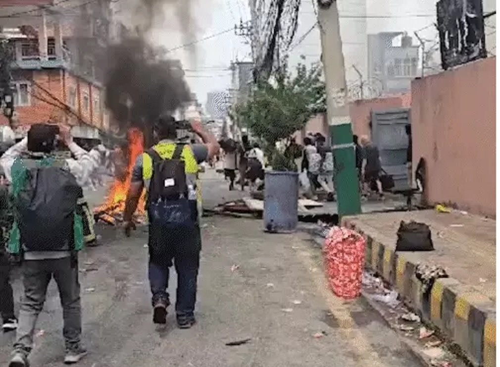 Nepal News : नेपाल में हिंसक प्रदर्शनों के बीच 13,500 कैदी फरार, पुलिस फायरिंग में 5 नाबालिग कैदी मारे गए, अब तक 30 की मौत और 1000 से अधिक घायल