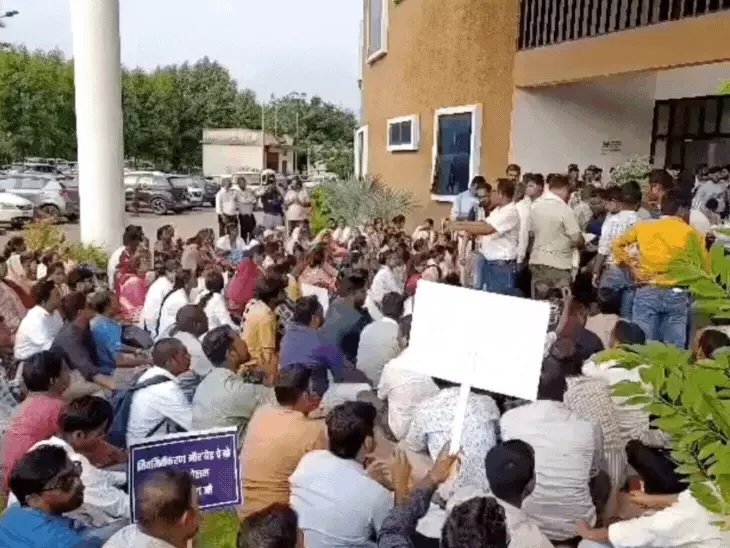 CG NEWS : 16000 संविदा NHM-कर्मचारी देंगे इस्तीफा! 25 कर्मी बर्खास्त करने पर भड़के, 18 दिन से हड़ताल पर, स्वास्थ्य मंत्री जायसवाल का बड़ा बयान