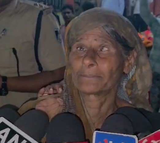 KATNI News : कटनी रेलवे स्टेशन पर अल्प प्रवास पर रुके शिवराज सिंह चौहान, वृद्ध महिला ने योजनाओं का लाभ न मिलने की लगाई गुहार