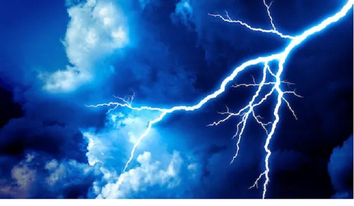 CG NEWS: छत्तीसगढ़ में बारिश का कहर: रायपुर में आकाशीय बिजली पुलिसकर्मी के बेटे की मौत, एयरपोर्ट का सिस्टम फेल, कई जिलों में अलर्ट