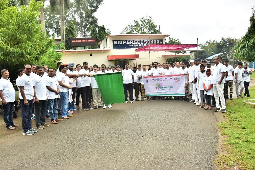 CG NEWS: किरंदुल में स्वच्छता ही सेवा-2025 अभियान की शुरुआत, अधिशासी निदेशक रवीन्द्र नारायण ने जागरूकता मार्च को दिखाई हरी झंडी