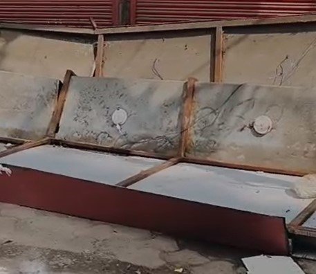 Indore News : स्मार्ट सिटी और नगर निगम में बड़ा भ्रष्टाचार उजागर, कोर्ट के बाहर गिरे साइन बोर्ड, बड़ा हादसा टला