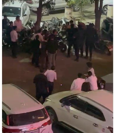 Indore News : पार्टी के बाद क्लब के बाहर युवक से बाउंसर्स की बेरहमी से मारपीट, वीडियो वायरल