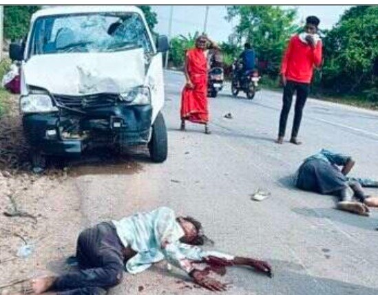 CG Accident : दर्दनाक हादसा, कार ने बाइक सवार तीन युवकों को मारी ज़ोरदार टक्कर, तीनों गंभीर रूप से घायल 