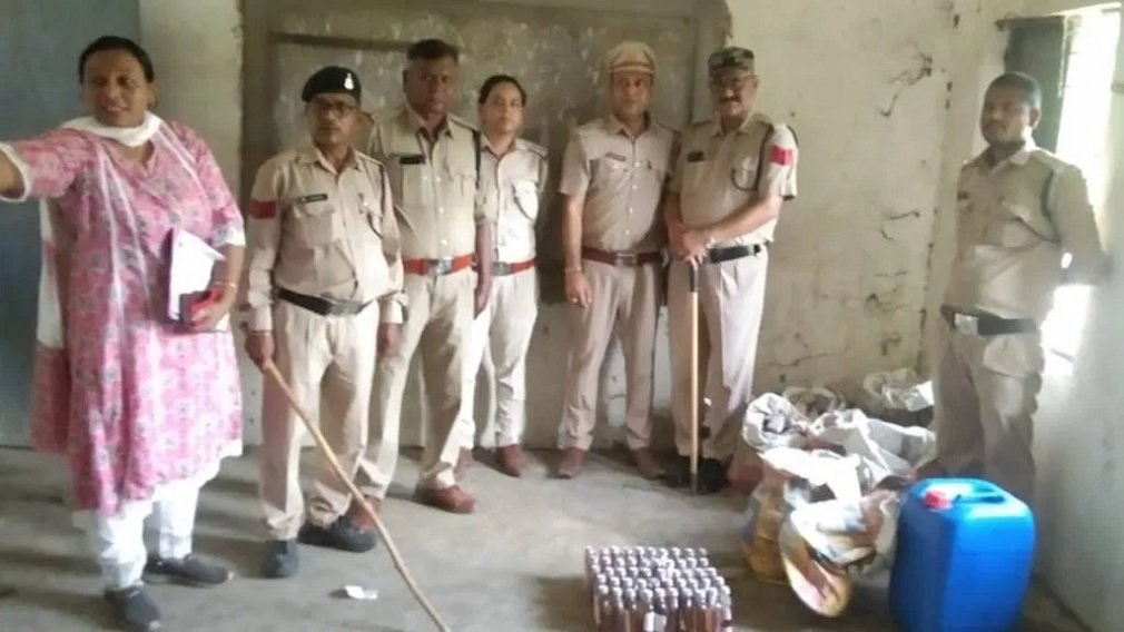 Mungeli News : शासकीय स्कूल में मिला शराब का जखीरा, ताला तोड़कर जब्त की गई भारी मात्रा में शराब, क्या बोले-शिक्षा मंत्री