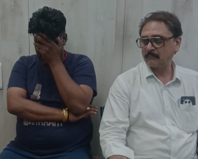 Indore News :रिश्वत लेते रंगे हाथों पकड़े गए नगर निगम के दरोगा और कंपनी सुपरवाइजर, लोकायुक्त ने की कार्रवाई