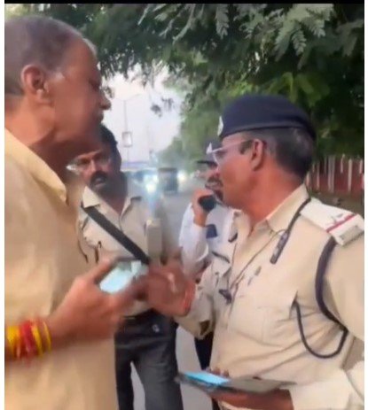 Gwalior News : ट्रैफिक चेकिंग के दौरान फिर हंगामा, बुजुर्ग से बहस और ASI का मोबाइल छीना, वीडियो वायरल