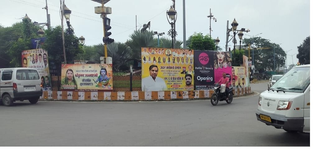 Singrauli News: शहर में अवैध होर्डिंग्स की भरमार, कमाई के खेल में जिम्मेदार बेखबर, शहरी क्षेत्र आड़े तिरछे अवैध होर्डिगों से पटा, प्रशासन पर राजनीती हावी