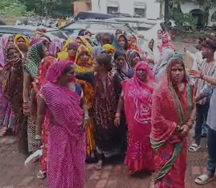 Jabalpur Crime : नाबालिग से छेड़छाड़ के मामले में बवाल, परिजनों व स्थानीय लोगों ने किया SP ऑफिस का घेराव