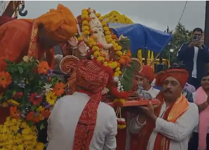 Vidisha News : डोलो के साथ बाल गणेश वात्सल्य चल समारोह, सड़कों पर नाचते हुए बाल गणेशजी को किया विदा, ऑपरेशन सिंदूर की दिखी झलक