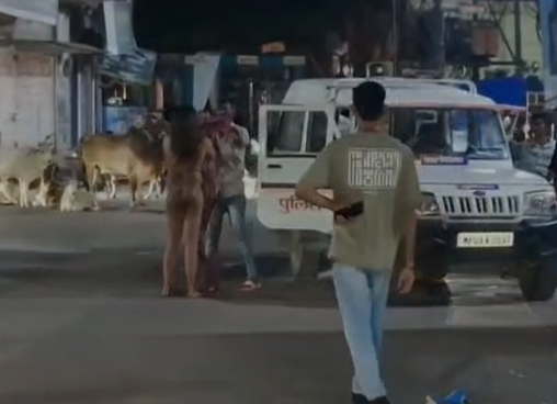 Tikamgarh News : टीकमगढ़ में कानून व्यवस्था पर सवाल, किन्नर से छेड़खानी के बाद मचा हंगामा