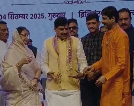 CM Mohan Yadav : मुख्यमंत्री डॉ मोहन यादव पहुंचे इंदौर, 50 नई इलेक्ट्रिक बसों को हरी झंडी दिखाकर किया शुभारंभ