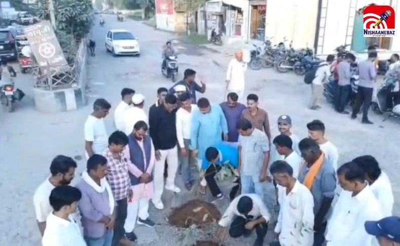 Tikamgarh News : सड़क गड्डों पर अनोखा प्रदर्शन: पूर्व विधायक राकेश गिरी ने गड्डों में पौधरोपण कर दी चेतावनी…