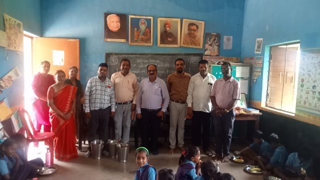 Kharora News : समाज सेवा के साथ जन्मदिन का अनूठा जश्न: हरीश देवांगन ने बच्चों को कराया भोज