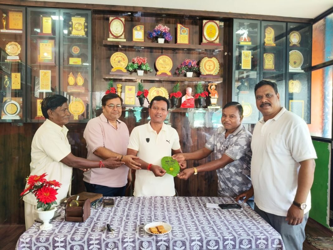 karma tihar : कर्मा तिहार पर कंवर जनजातीय समुदाय ने सराई पत्ते से दिया सांसद-विधायक को निमंत्रण