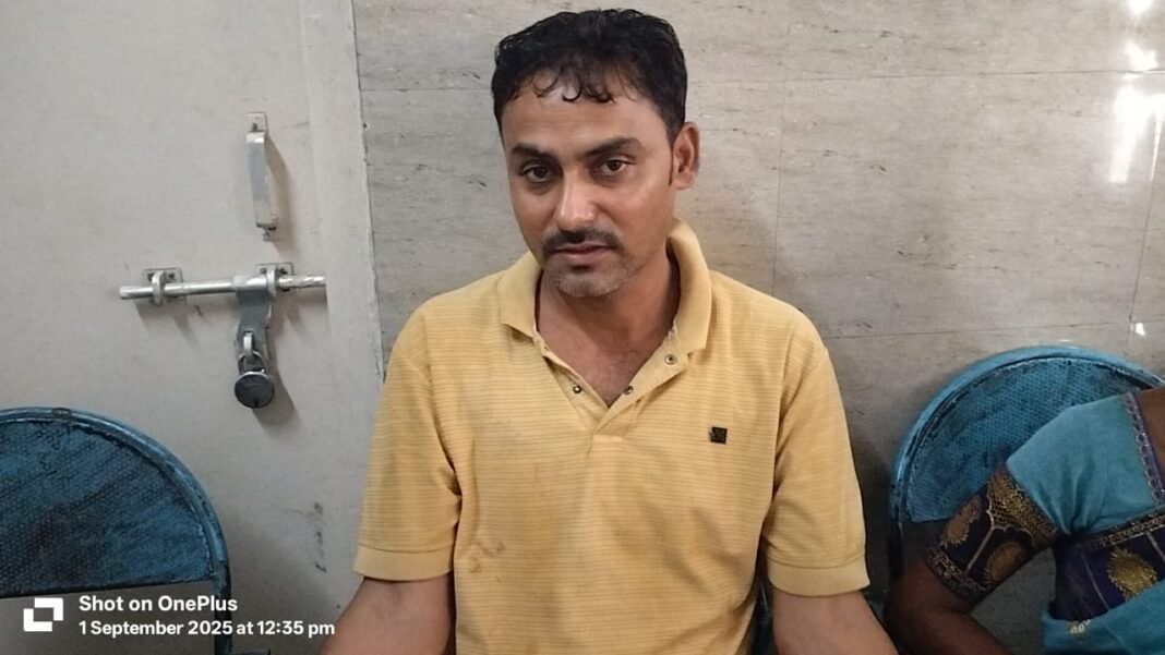 MP News : खुटार चौकी के संरक्षण में अवैध रेत कारोबार, तेज ट्रैक्टर ने बाइक सवार को पीछे से टक्कर मारी, गंभीर रूप से घायल