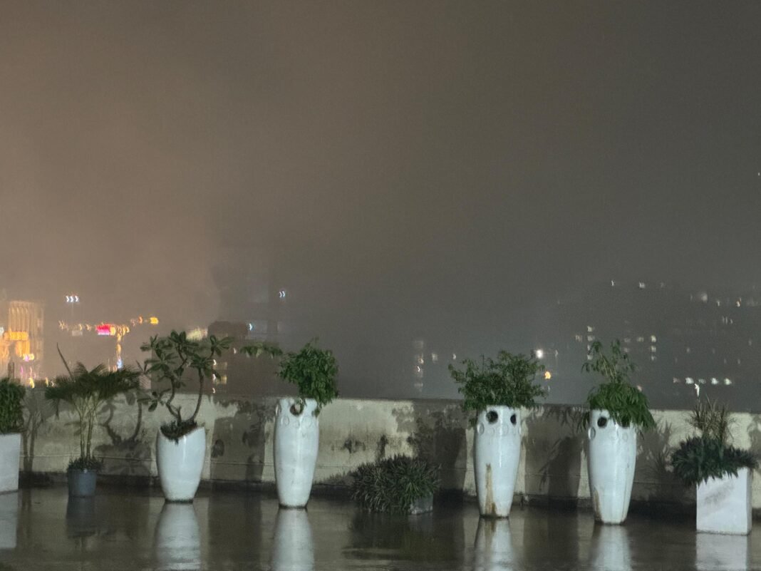 Big Breaking : तेलीबांधा के बेबीलॉन टावर में आग, इलाके में मचा हड़कंप