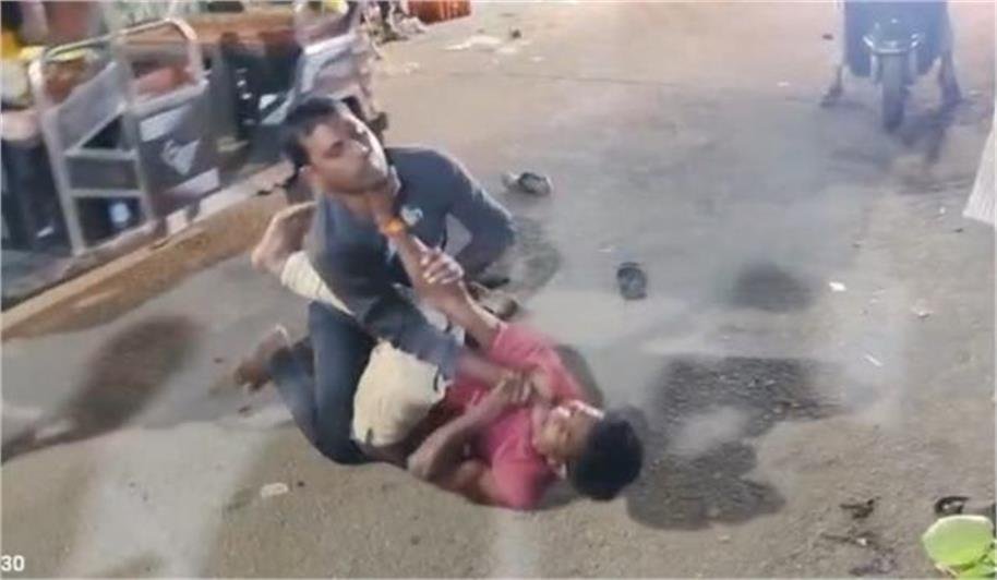 Singrauli News : सिंगरौली में शराब के नशे में दो युवकों की सड़क पर जमकर मारपीट, वीडियो वायरल
