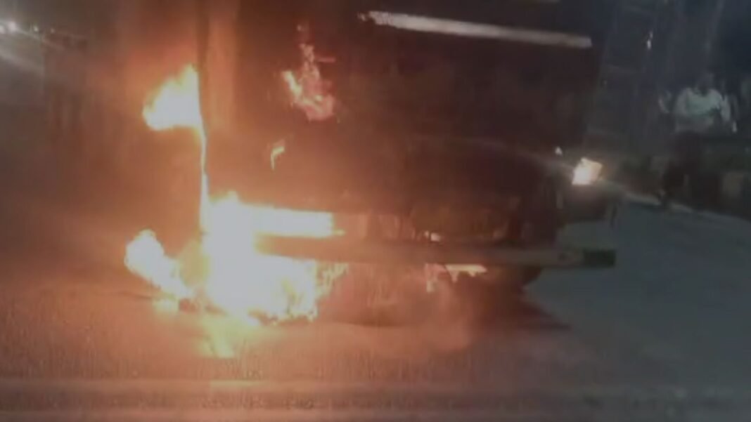 Big Breaking : इंदौर – शिक्षक नगर में ट्रक ने रौंदा 15 लोगों को, कई की मौत, मचा कोहराम…देखें वीडियो