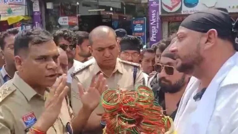 CG News : राजनांदगांव : पुलिस अधिकारियों को चूड़ी पहनाने की कोशिश, वीडियो वायरल…