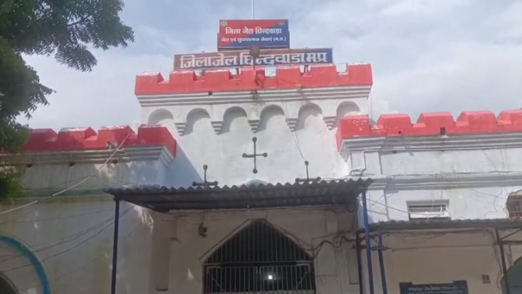 CHHINDWARA : जिला जेल में हत्या आरोपी ने दीवार फांदी, भागते वक्त स्थानीय लोगों ने चोर समझकर कर दी पिटाई