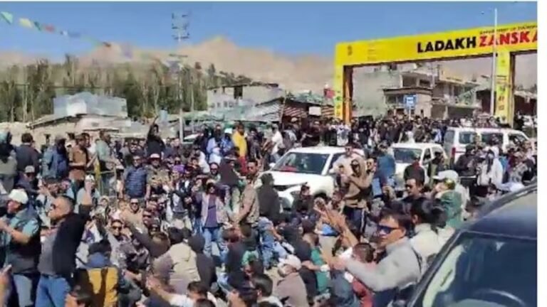 Ladakh violence : लद्दाख हिंसा : सोनम वांगचुक बोले – सरकार तलाश रही ‘बलि का बकरा’, मुझे जेल भेजने की तैयारी