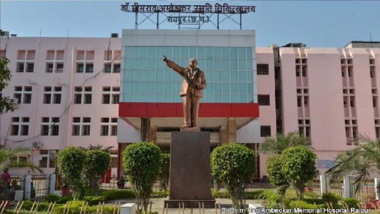 CG News : मेकाहारा में प्रसव त्रासदी टली, महिला ने शौचालय में दिया बच्ची को जन्म